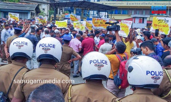 துறைமுக நுழைவு வாயில் முன் அமர்ந்து துறைமுக ஊழியர்கள்  போராட்டம்! கடும் வாகன நெரிசல் SamugamMedia 